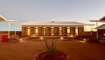 ¿Puede la arquitectura mejorar el entorno y la vida de las personas? Este centro de acogida infantil en Gochas (Namibia) lo confirma