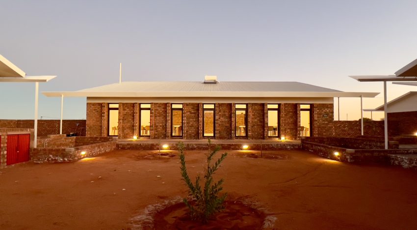 ¿Puede la arquitectura mejorar el entorno y la vida de las personas? Este centro de acogida infantil en Gochas (Namibia) lo confirma