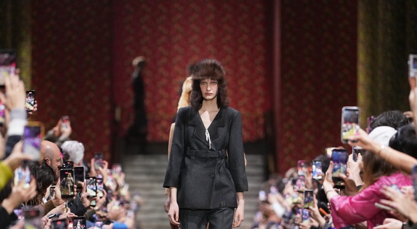 Miu Miu dicta sentencia (y nosotras obedecemos): Llevarás vestidos de verano en invierno y no tendrás miedo a las arrugas