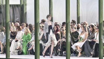 De las minisillas de los Jardines de Luxemburgo en Dior al paquete de pasta Mummo de Fendi, la locura de las invitaciones en los desfiles de lujo