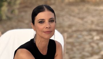 Maribel Verdú (55 años): «Doy 7.000 pasos al día mínimo, entreno fuerza dos veces por semana y siempre llevo gomas conmigo para brazos y espalda, que me obsesionan mucho»