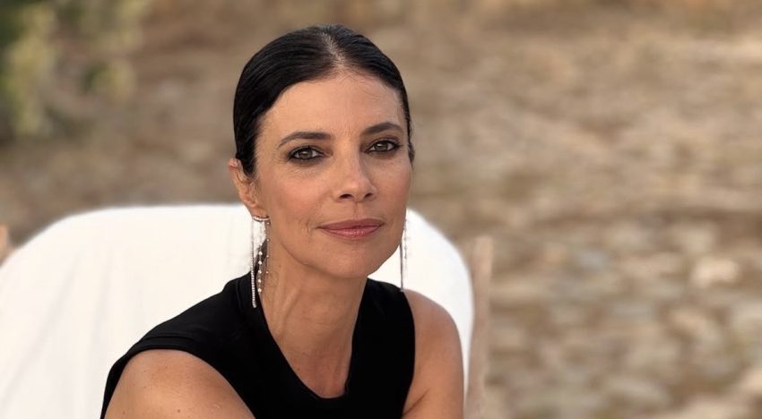 Maribel Verdú (55 años): «Doy 7.000 pasos al día mínimo, entreno fuerza dos veces por semana y siempre llevo gomas conmigo para brazos y espalda, que me obsesionan mucho»