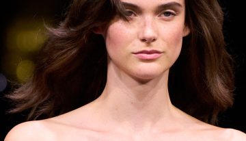 Pedro Moreno, peluquero: «Los castaños que más favorecen suelen ser los chocolate, los moka o los avellana. Mantienen la profundidad del oscuro, pero aportan pequeños reflejos que iluminan el rostro»