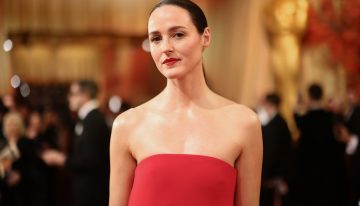 Renate Reinsve, nominada por 'Valor sentimental' ha demostrado en los Oscar 2026 que un vestido rojo, cuando lo combinas así, es la tendencia de invitada infalible
