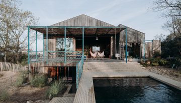 De antiguo granero semiderruido a refugio sostenible, en un pueblo de Bélgica famoso por sus dunas, gracias al proyecto de OYO Architects