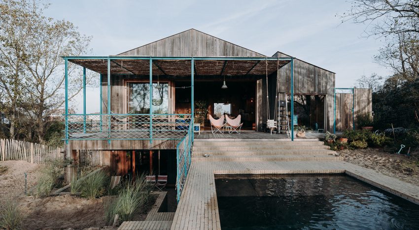 De antiguo granero semiderruido a refugio sostenible, en un pueblo de Bélgica famoso por sus dunas, gracias al proyecto de OYO Architects