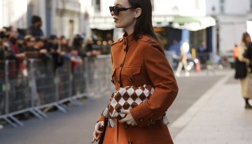 Las sevillanas más elegantes están agotando los conjuntos de blusa y pantalón de Zara y Mango ideales para estrenar esta Semana Santa