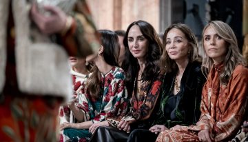 Isabel Preysler con un kimono de terciopelo y Sofía Palazuelo con un precioso vestido estampado: las invitadas más elegantes del desfile de Johanna Ortiz con el que empieza Madrid Fashion Week