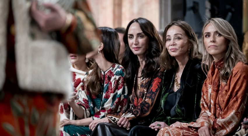 Isabel Preysler con un kimono de terciopelo y Sofía Palazuelo con un precioso vestido estampado: las invitadas más elegantes del desfile de Johanna Ortiz con el que empieza Madrid Fashion Week