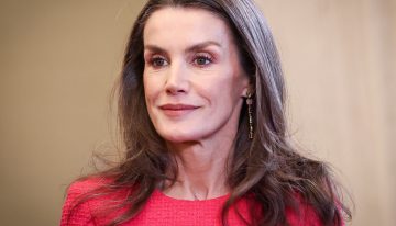 Gabriel Llano, peluquero, sobre el nuevo cambio de look de la reina Letizia: «Lleva unas mechas babylights que suavizan el contraste con las canas y aportan luminosidad rejuveneciendo el cabello»