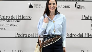 Tamara Falcó lleva al desfile de Pedro del Hierro el look de entretiempo que todas las editoras de moda quieren en su armario de primavera, perfecto para ir a la oficina o a una comida con amigas