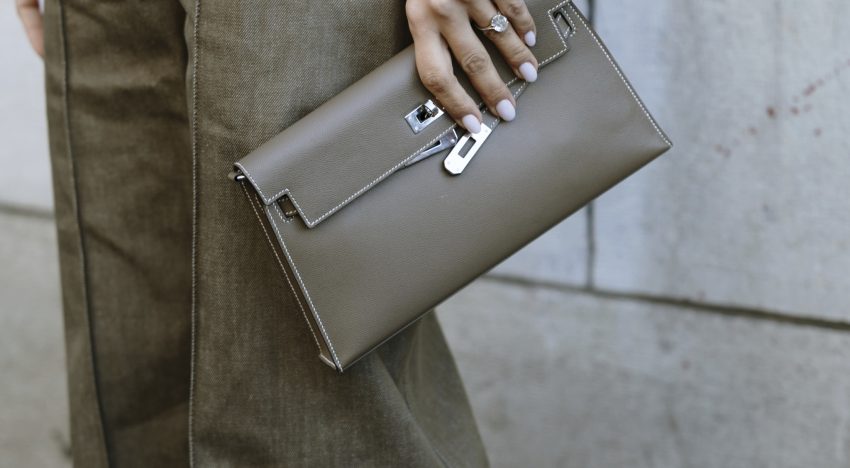 Lourdes Navarro, dermatóloga de la AEDV, sobre las lámparas LED y UVA de las manicuras en casa: «La exposición repetida puede contribuir al fotoenvejecimiento de las manos»