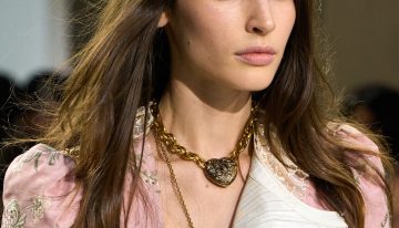 David Deibis, maquillador: «Es un gran error arrastrar el maquillaje, es mejor presionarlo con brocha o con los dedos ya que, cuanto más lo difumines, más rejuvenece la piel»