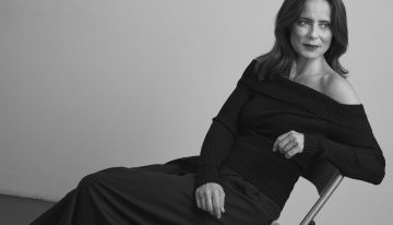 Aitana Sánchez-Gijón (57 años): «Me levanto y medito en el suelo. Tomo agua con limón, un kiwi y en el desayuno, té negro con bergamota. También camino mucho y hago gyrotonic»