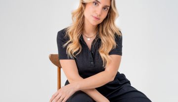 María Roberts, peluquera: «Aplica el champú en seco en todo el cabello aunque esté limpio porque deja el pelo con más cuerpo, volumen y textura»