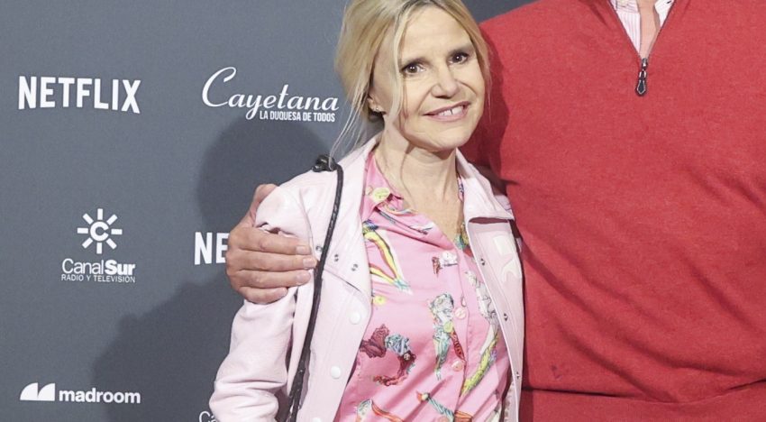 Eugenia Martínez de Irujo en el estreno del documental de su madre con un look que aúna las dos tendencias que más nos gustan de la temporada