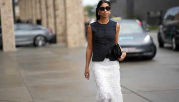 La falda tendencia de la primavera no es ni mini ni midi pero es una mezcla perfecta de ambas: 5 looks de entretiempo para combinarla