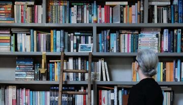 Tras el éxito de Zapatos de lluvia,  Mayte Magdalena regresa con una historia coral que se adentra en la posguerra española desde la memoria íntima