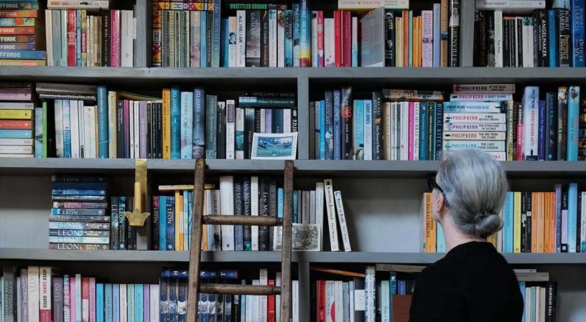 Tras el éxito de Zapatos de lluvia,  Mayte Magdalena regresa con una historia coral que se adentra en la posguerra española desde la memoria íntima