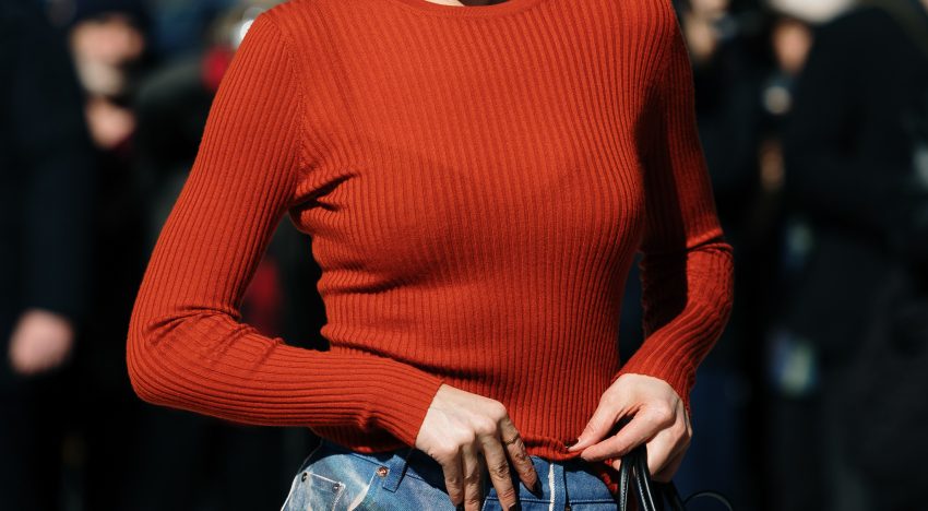 Nadia Barrientos, peluquera: «Recogerse mucho el pelo, lavarlo con agua muy caliente e irse a dormir con el cabello húmedo son hábitos que aceleran el envejecimiento capilar y se deben evitar»