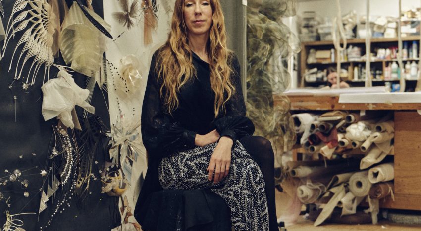En el estudio de Iris van Herpen, diseñadora de alta costura: «La gente piensa en la artesanía como lo opuesto a la tecnología. Confío en la fusión de ambas»