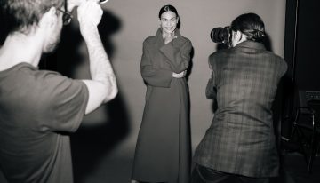 Inés Sastre ha vuelto a subirse a una pasarela tras años apartada de la moda (son buenos tiempos para las tops de los 90)