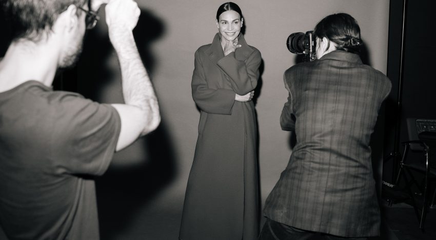 Inés Sastre ha vuelto a subirse a una pasarela tras años apartada de la moda (son buenos tiempos para las tops de los 90)