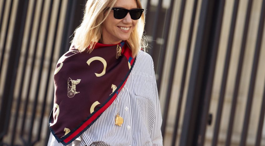 Si tienes este accesorio tienes el look de la primavera resuelto (o las 4 claves que funcionan para ponerse bien el pañuelo)