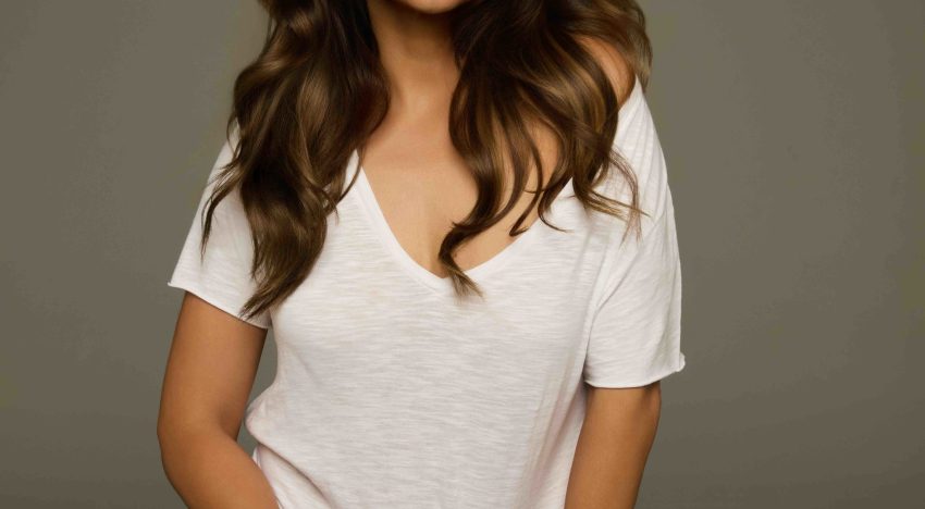 Mónica Cruz (49 años): «Uso un champú de cebolla y ortiga blanca porque hidrata mi pelo y no lo apelmaza ni lo deja demasiado fino»