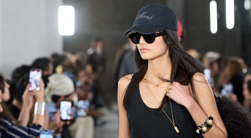 Cristina García Millán, dermatóloga: «Creemos que el protector solar solo es necesario cuando vas a la playa o en verano, pero es hay que utilizarlo al conducir o incluso junto a una ventana»