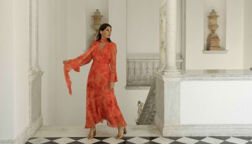 Lourdes Montes (42 años): «No se puede ir a la Feria de abril en vaqueros ni de largo total. La flor va arriba o al lado, eso como cada una se vea, pero el pelo recogido»