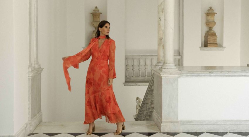 Lourdes Montes (42 años): «No se puede ir a la Feria de abril en vaqueros ni de largo total. La flor va arriba o al lado, eso como cada una se vea, pero el pelo recogido»