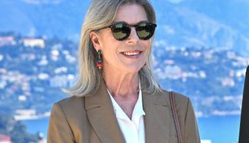Sólo Carolina de Mónaco sabe elevar como nadie un sastre de fondo de armario con unos zapatos planos y un bolso divertidísimo