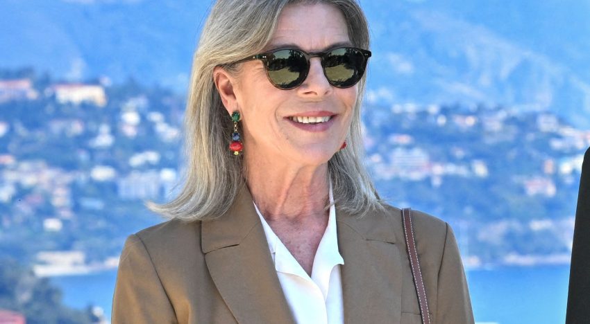 Sólo Carolina de Mónaco sabe elevar como nadie un sastre de fondo de armario con unos zapatos planos y un bolso divertidísimo
