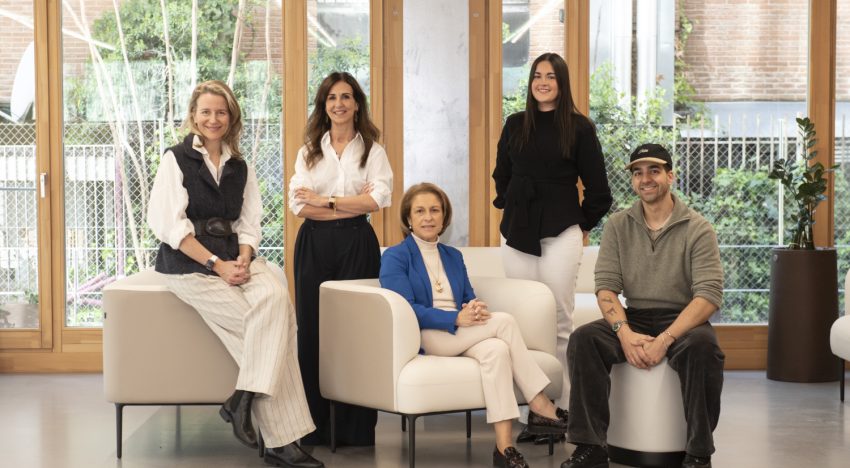 María de León, comunicadora y experta en responsabilidad social: «En la era de la IA y de las redes, es más importante que nunca impulsar una visión humanista en todos los ámbitos»