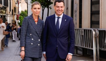 El elegantísimo look de Manuela Villena para el Domingo de Ramos: de un diseñador sevillano, con el estampado tendencia en primavera y con un bolso exclusivo