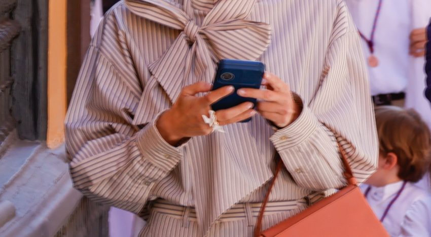 Las uñas nacaradas de Amaia Salamanca son la nueva manicura francesa que rejuvenece las manos y llevan las mujeres más elegantes