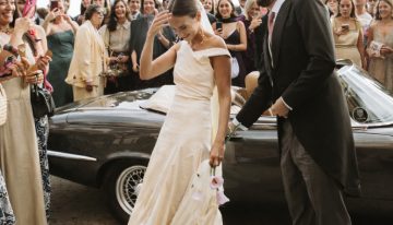 Un look dos piezas y una original celebración en la fábrica familiar de vidrio: la boda de Mónica Bermejo y Gerry Herrera fue un día que no se olvida
