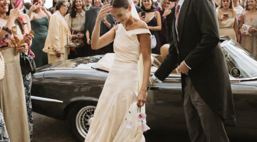 Un look dos piezas y una original celebración en la fábrica familiar de vidrio: la boda de Mónica Bermejo y Gerry Herrera fue un día que no se olvida