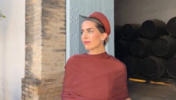 El look más elegante de la Semana Santa en Sevilla lo ha llevado esta invitada con un conjunto de Zara monoclor y las bailarinas top ventas de Parfois