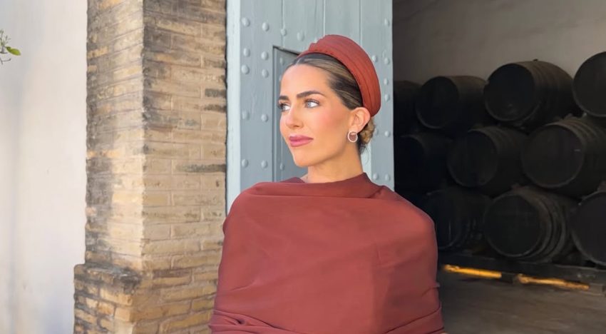 El look más elegante de la Semana Santa en Sevilla lo ha llevado esta invitada con un conjunto de Zara monoclor y las bailarinas top ventas de Parfois