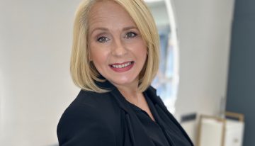 Encarna Moreno, peluquera sevillana: «No hidratar el cabello y abusar del calor sin protección hacen que un corte de pelo y un color duren menos»