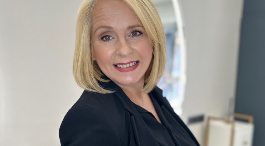 Encarna Moreno, peluquera sevillana: «No hidratar el cabello y abusar del calor sin protección hacen que un corte de pelo y un color duren menos»