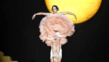 El concierto de Rosalía, explicado: todas las referencias de moda y arte ocultas en el vestuario de la gira LUX Tour