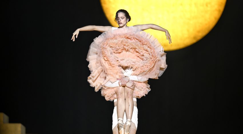 El concierto de Rosalía, explicado: todas las referencias de moda y arte ocultas en el vestuario de la gira LUX Tour