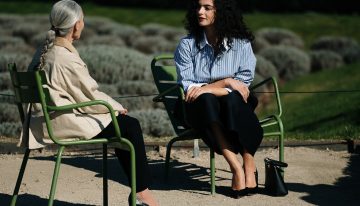 Einstein, científico, sobre la importancia de la educación: «Si juzgas a un pez por su habilidad de escalar un árbol, vivirá su vida entera creyendo que es inútil»