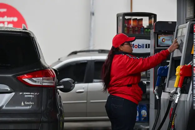 Qué medidas se están tomando para aliviar el aumento de precios de combustibles en el mundo
