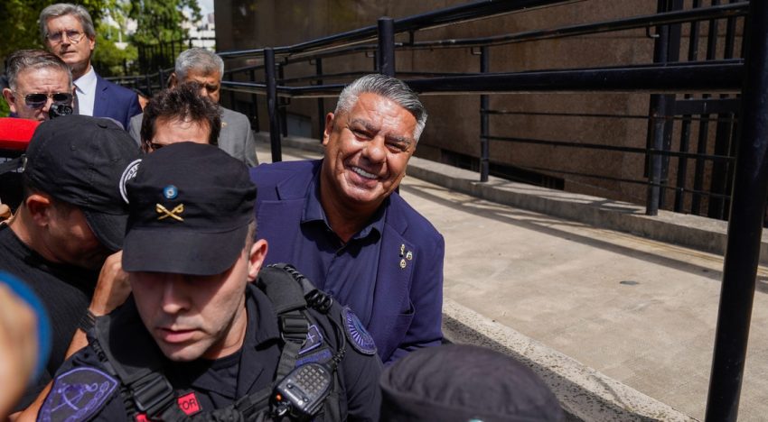 Chiqui Tapia celebró sus 9 años como presidente, en el medio de investigaciones judiciales, el repudio de los hinchas y la imagen por el piso