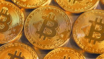 Bitcoin se dispara 8% y se mantiene cerca de alcanzar los 74,000 dólares