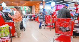 Confianza de consumidores en EU cae a su nivel más bajo en tres meses